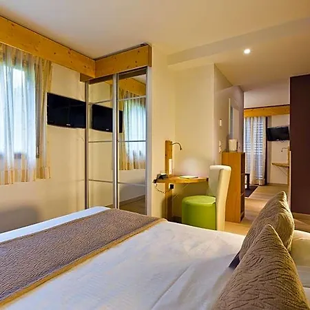 La Croix De Savoie & Hotel